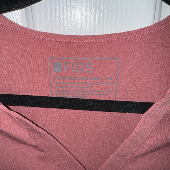 Figs women’s three pocket scrub top. - Picture 3 of 4
